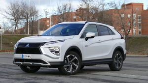 Probamos el Mitsubishi Eclipse Cross PHEV: diseño original y comodidad interior