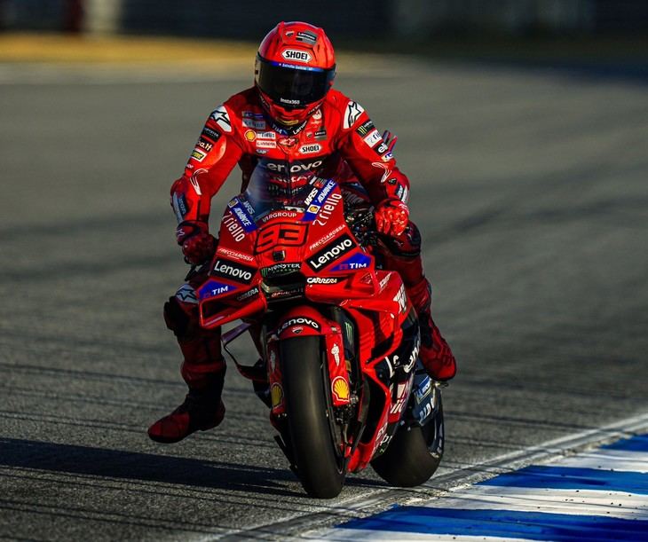 Marc Márquez vuelve por sus fueros en Buriram mientras Bezzecchi y Acosta desafían a Ducati